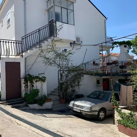 Apartments Josip - With Parking Apartment